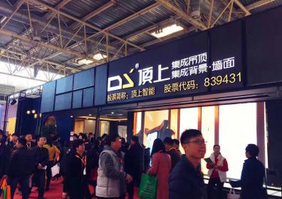 在改造后，两个室外房间被添加到了客厅和餐厅空间右边